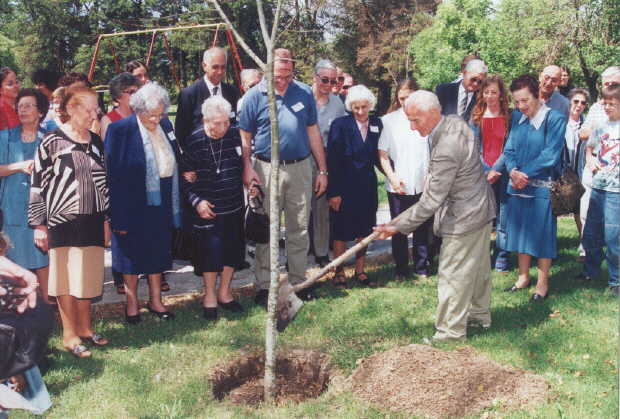 Plantando el rbol de tilo en la Plaza San Martn en el 1 encuentro de Familias Ropolo