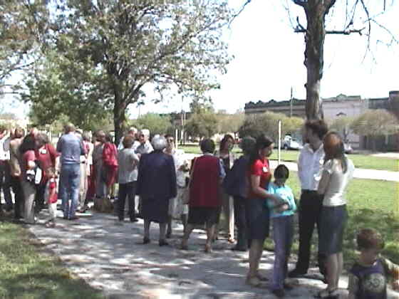 Concentracin en la Plaza San Martn del Primer Encuentro de la Familia Ropolo (Ago/2001)