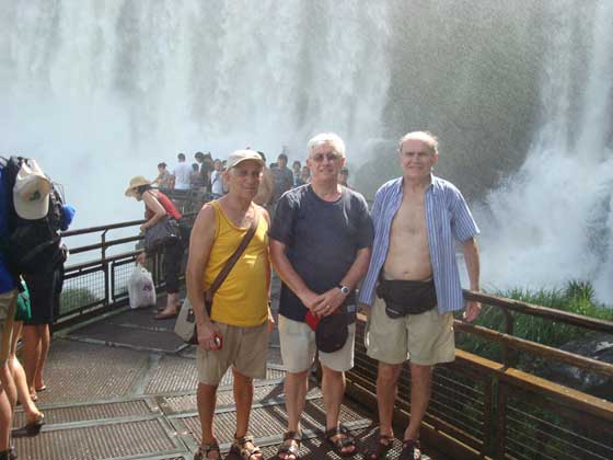 Angelo Ropolo, Giuseppe Ropolo y Eduardo Jos Ropolo en el Salto Bossetti de las Cataratas del Iguazu en la provincia de Misiones en Argentina