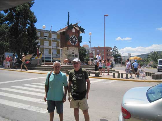 Angelo Ropolo y Giuseppe Ropolo en el reloj con Cu-Cu en Villa Carlos Paz de la provincia de Crdoba (3/Feb/2010)