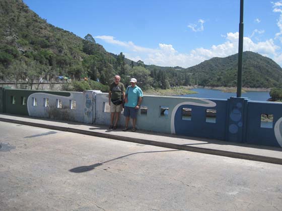 Angelo Ropolo y Giuseppe Ropolo en el reloj con Cu-Cu en Villa Carlos Paz de la provincia de Crdoba (3/Feb/2010)