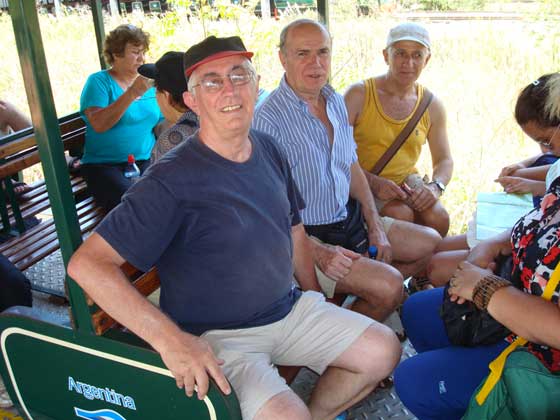 Angelo Ropolo, Giuseppe Ropolo y Eduardo Jose Ropolo en el trencito de las carataratas del Iguaz en la provincia de Misiones en Argentina