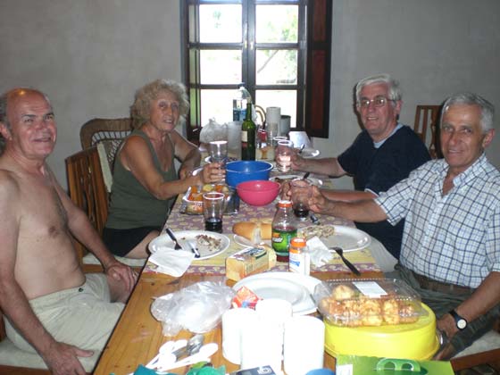 Angelo Ropolo y Giuseppe Ropolo almorzando en La Sorpresa, casa de campo de Pablo Trossero (13/Feb/2010)