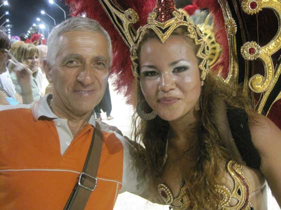 Angelo Ropolo con una bailarina de una comparsa del corso de Guayleguaych (13/Feb/2010)