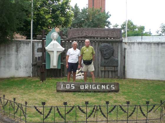 Angelo Ropolo y Giuseppe Ropolo en el monumento Los Origenes de Las Varillas (02/Feb/2010)