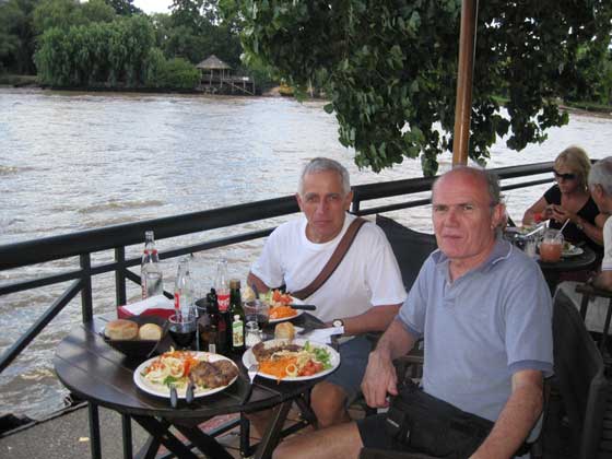 Angelo Ropolo y Giuseppe Ropolo almorzando en el Tigre sobre el delta del rio Parana (29/Ene/2010)