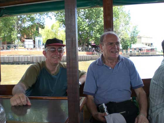 Eduardo Jos Ropolo y Giuseppe Ropolo en un paseo en lancha en el Tigre sobre el delta del rio Parana (29/Ene/2010)