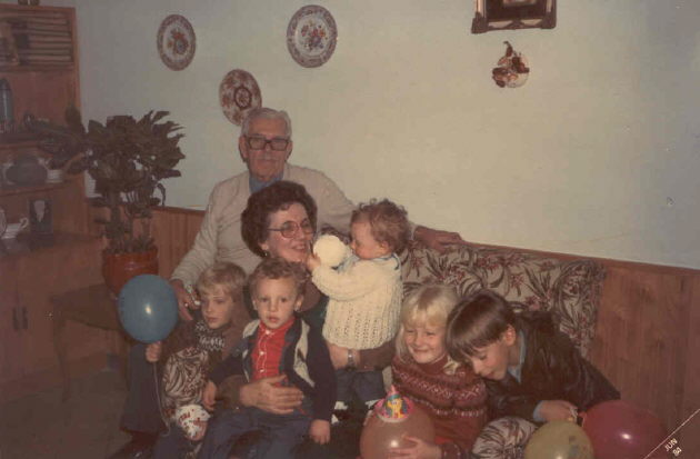 Atilio y Maria con sus nietos (May/1984)
