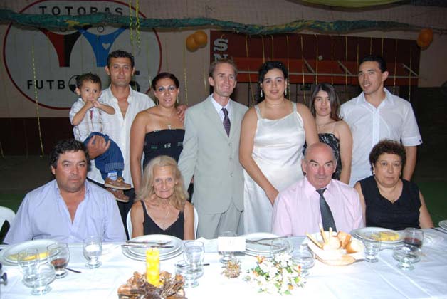 Horacio Miguel Tolisso y Paola Andrea Pagliero en el casamiento con familiares (Ao 2009)