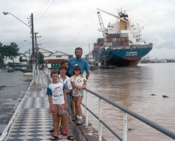 La Familia de Vacaciones en el Puerto de Itajai - Rio Grande do Sul - Brasil (Ao 1993)