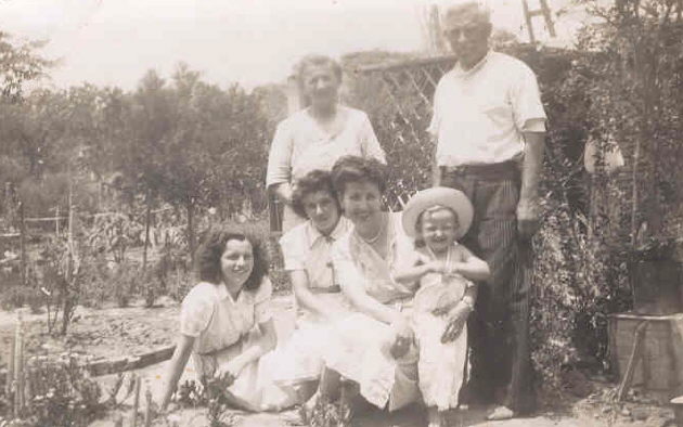 Jos Mateo Ropolo y Maria Luisa Schnidrig en el patio de la casa, con familiares (Ao 1948)