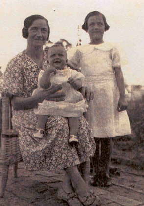 Margarita con sus hijas (Ao 1938)
