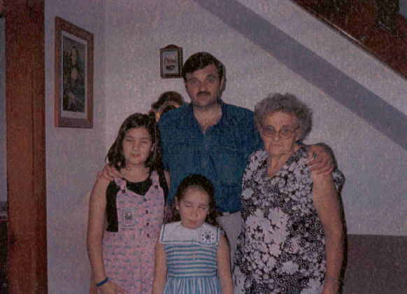 Nestor Podio con su madre y dos hijas (Ao 1995)