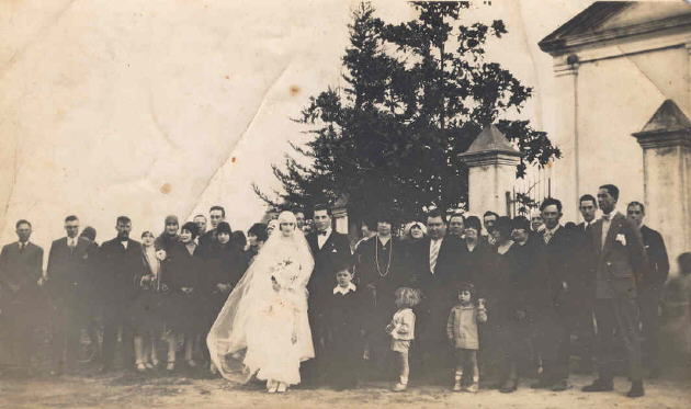 Ricardo y Juana en su casamiento y frente a la Iglesia Santa Felicita