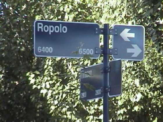 Cartel ubicado en la esquina de Tirasso y Ropolo en Villa Nueva, departamento Guaymallen provincia de Mendoza en la Republica Argentina