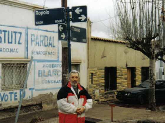 Jos Luis Ropolo en la calle Ropolo en Villa Nueva, departamento Guaymallen provincia de Mendoza en la Republica Argentina (Jul/2005)