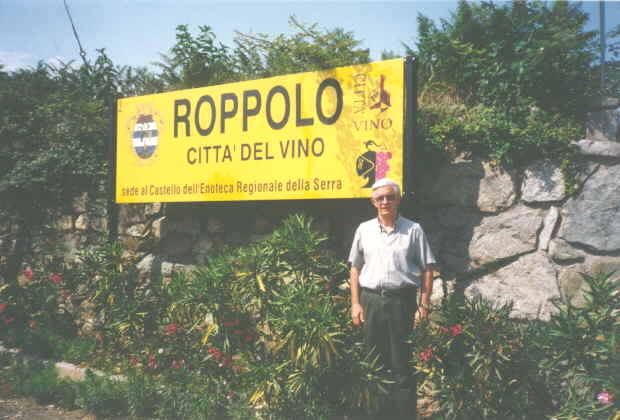 Eduardo Jos Ropolo en el cartel de ingreso a Roppolo en Italia (16/Jun/2003)