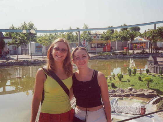 Ana Laura Cerutti con su hermana en Ravenna - Italia (Ao 2001)