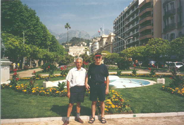 Angelo Ropolo con un Familiar en Menton, Francia (11/Jun/2003)