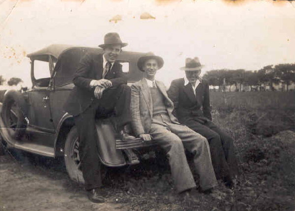 Atilio Vicente Ropolo con unos amigos (Ao 1940)