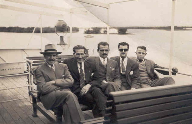 Atilio Vicente Ropolo cruzando de Santa Fe a Paran, en la lancha "Sarita", cuando no haba puentes ni tunel (Ao 1954)