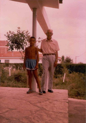 Atilio Vicente Ropolo con su nieto Jos Ignacio, en Villa Carlos paz (Ene/1988)