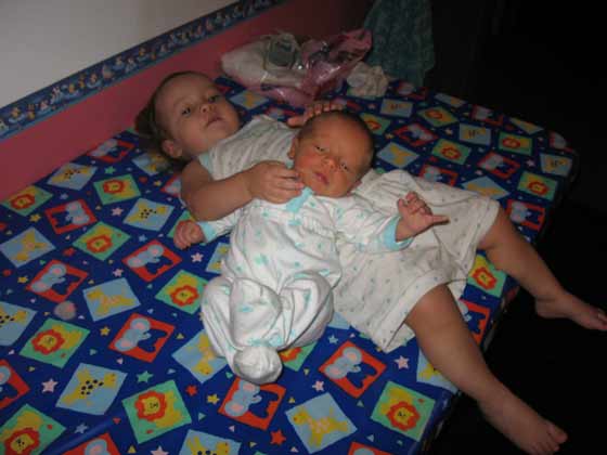 Constantino con su hermana (08/Mar/2009)