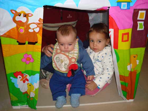 Constantino con su hermana (08/Mar/2009)