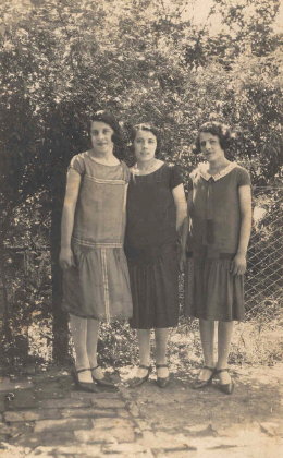 Dosolina Anastacia Ropolo con sus hermanas Yolanda y Regina en la casa natal (Ao 1926)