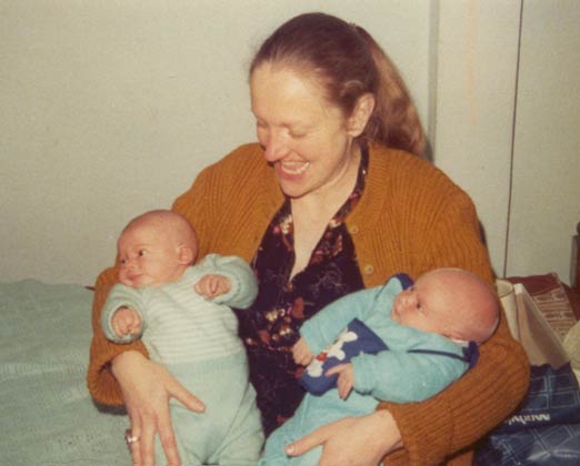 Elsa Edith Magnin con su hijo Guillermo y sobrino Germn (Ao 1980)