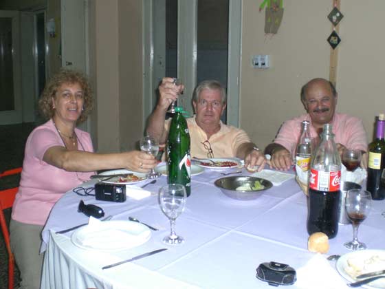 Estela Maria Ropolo y su esposo con un familiar (Jan/2006)