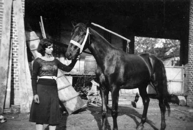 Francesca Ropolo cuidando caballos (ao 1940)