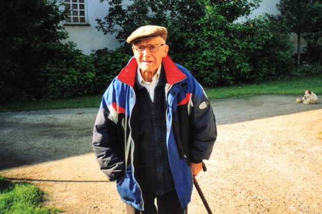 Giovanni Ropolo en el patio de su casa (ao 2001)