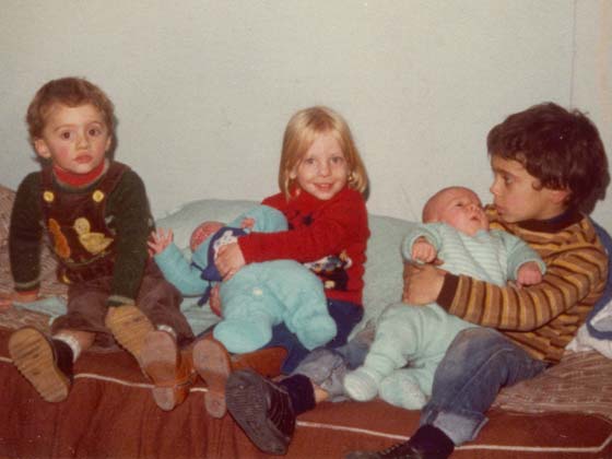 Gisela Mariela Ropolo con su hermano y primos (Ao 1980)
