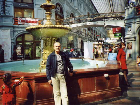 Giuseppe en una galeria comercial frente a la plaza roja de Moscu (May/2002)
