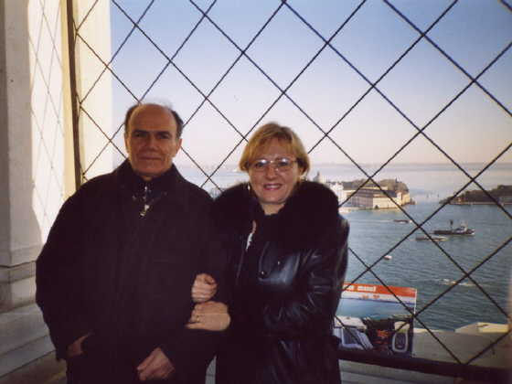 Giuseppe con Mihaela sobre el campanario de San Marcos en Venecia (Feb/2004)