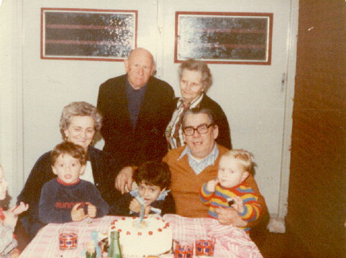 Guillermo Gerardo Ropolo en su segundo cumpleaos con sus Abuelos y primos (Ao 1982)
