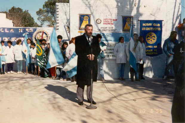 Jos Luis Ropolo como Presidente del Rotary Club Los Constituyentes - Santa Fe, en la inaguracion de un biodigestor en la Escuela N95 S. de Iriondo de Alto Verde (Jun/1995)