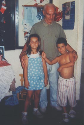 Juan Manuel Ropolo con sus bisnietos Sofa y Nicols (Ao 1999)