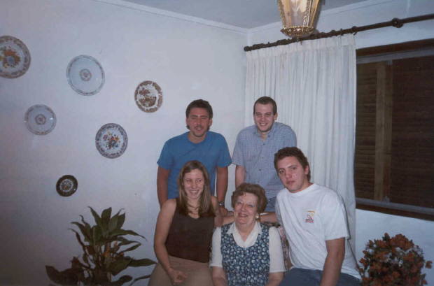 Maria Riquela Masnaghi en su 79 cumpleaos con nietos (Oct 2001)