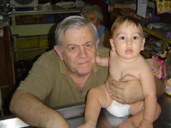 Reinaldo con su primer nieto (Ene/2.005)