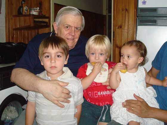 Reinaldo con sus nietos (Dic/2.008)