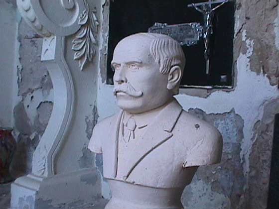 Busto de Vicente Cipriano Ropolo que se encuentra en el panten familiar de Felicia(Foto Ao 2001)